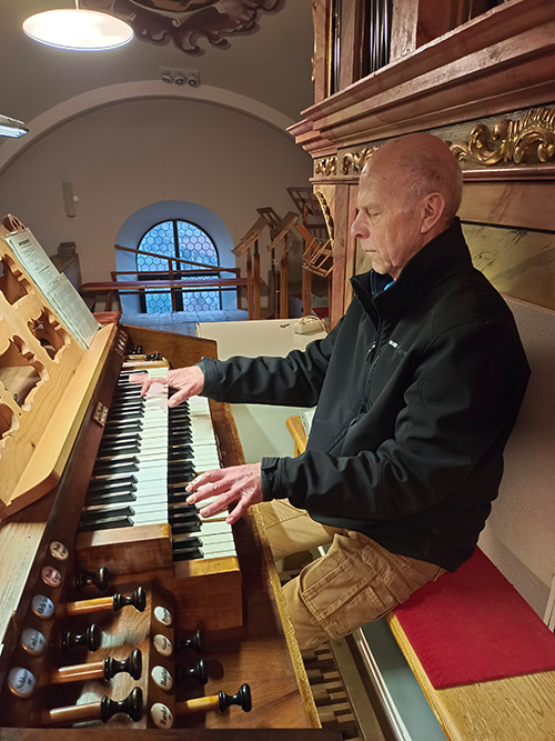 Josef Mayr an der Orgel